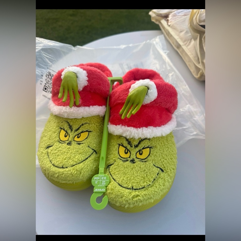 Crocs grinch's size M6 W8☘️☘️